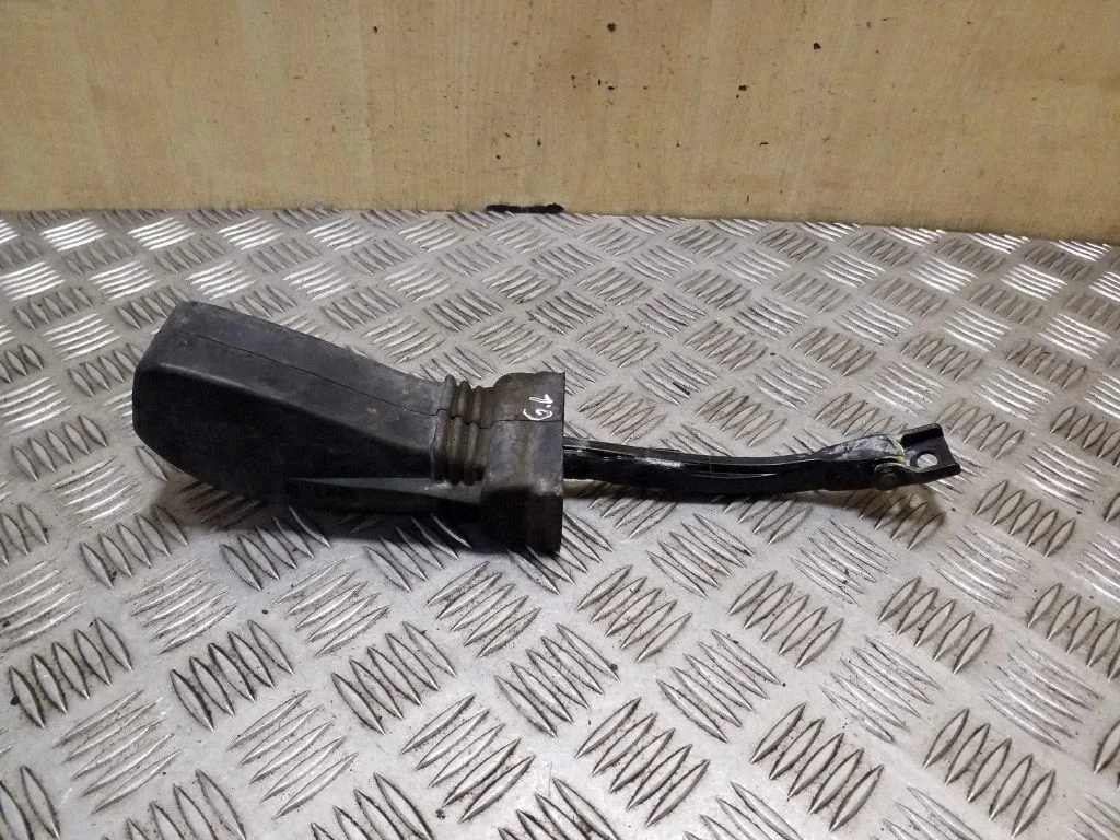 Aizmugurējo durvju atvēršanas ierobežotājs 7P0837267