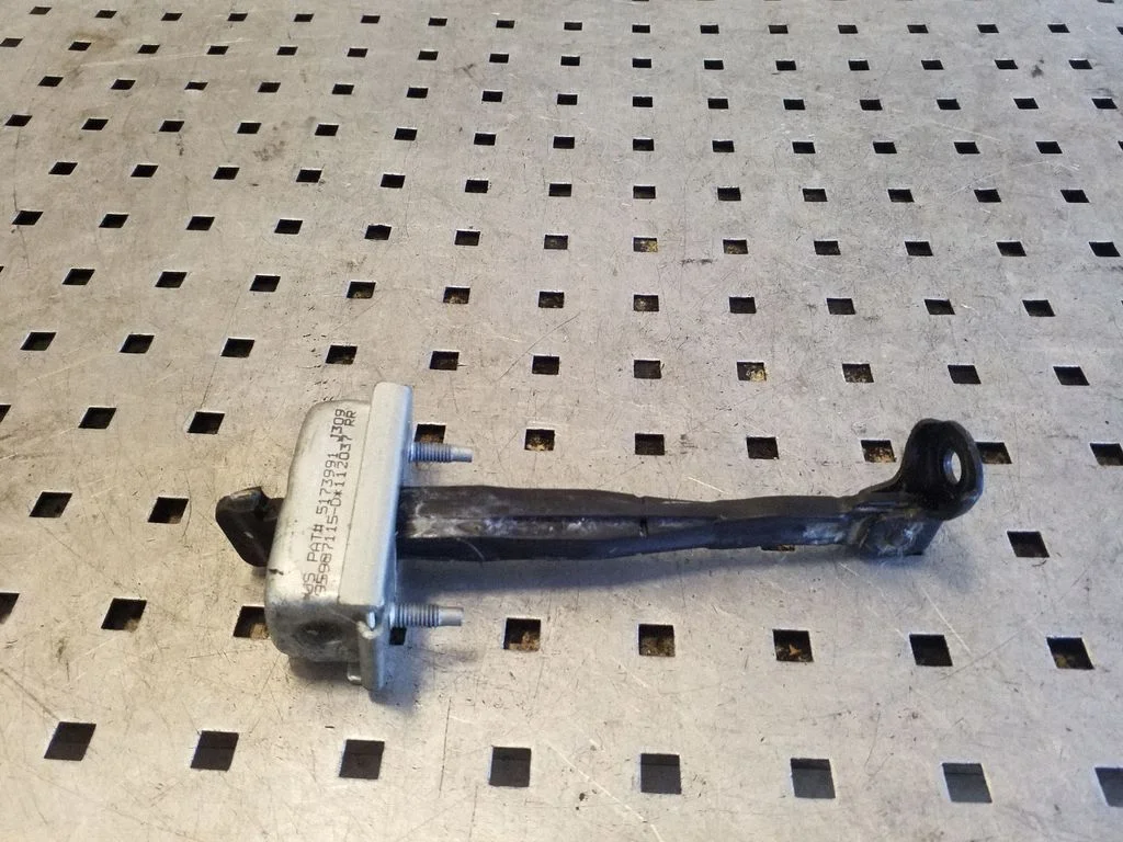 Rear door check strap stopper – Chevrolet Orlando (2011-)