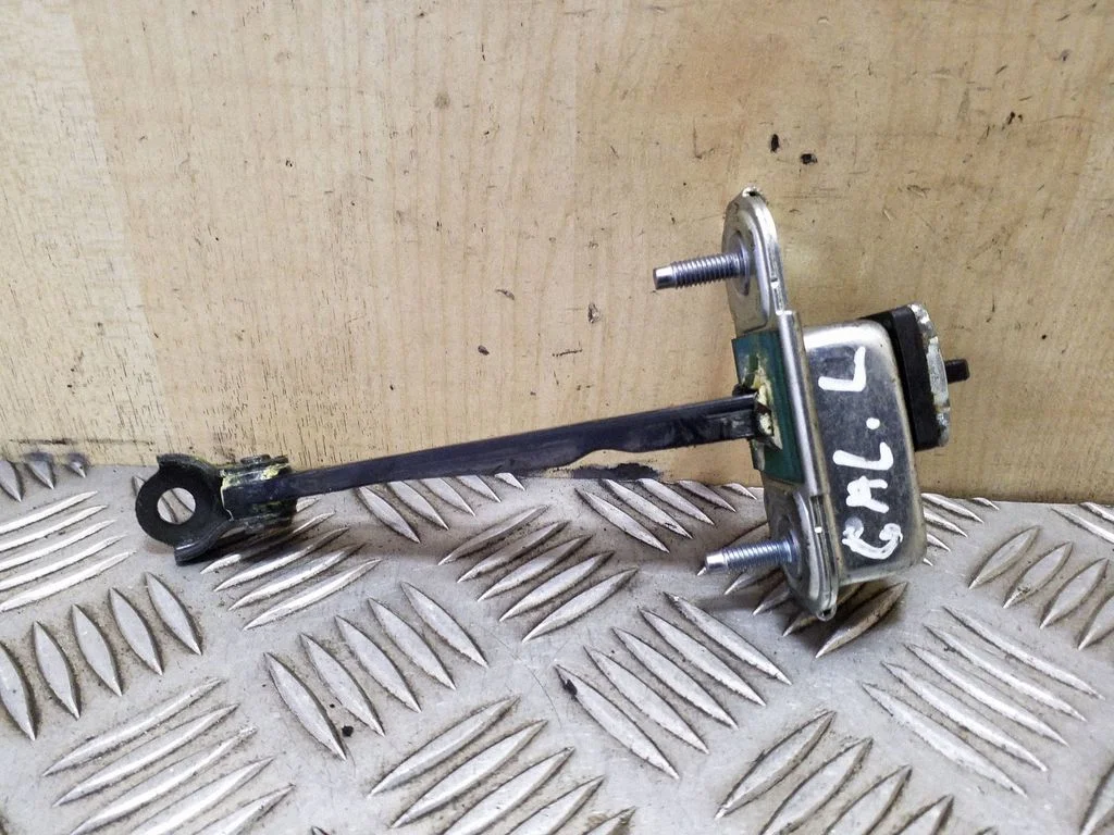 Rear door check strap stopper – Hyundai i40 (2011-)