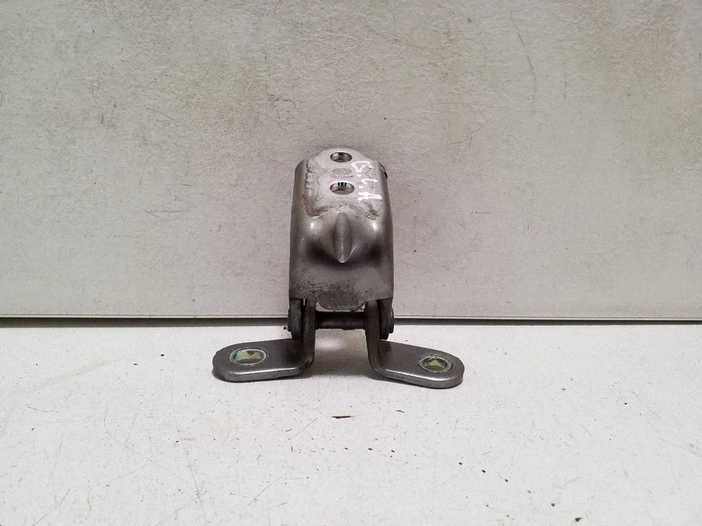 Aizmugurējā apakšējā eņģe – kreisā