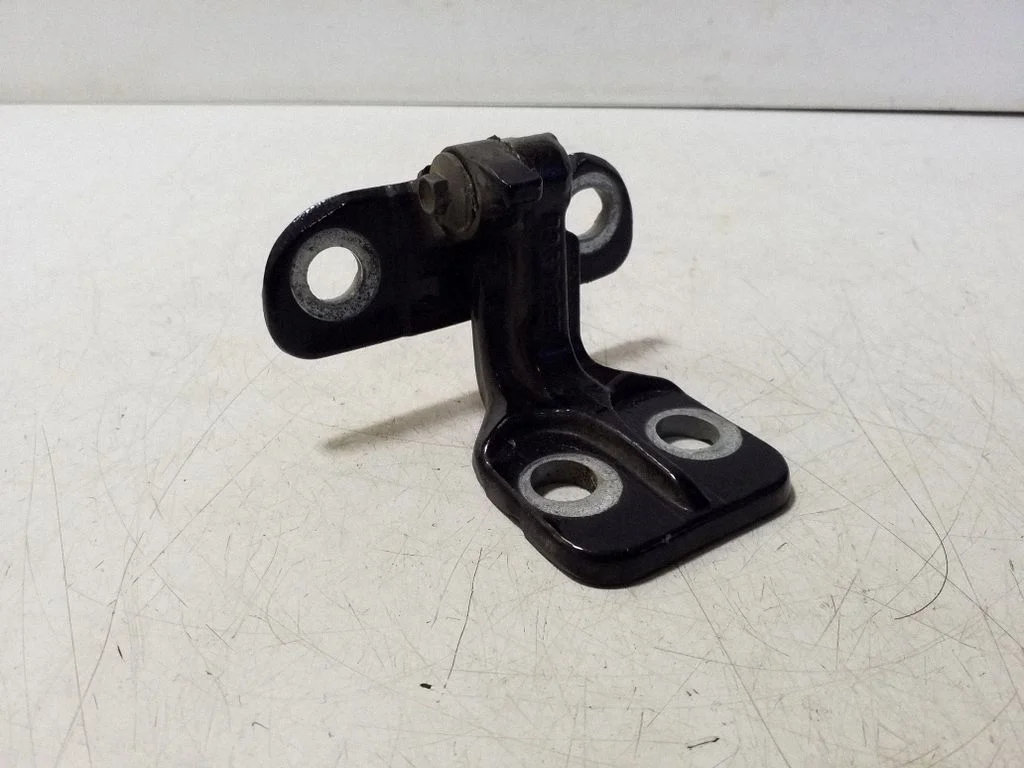 Rear door lower hinge – Land Rover Discovery Sport (2014-)