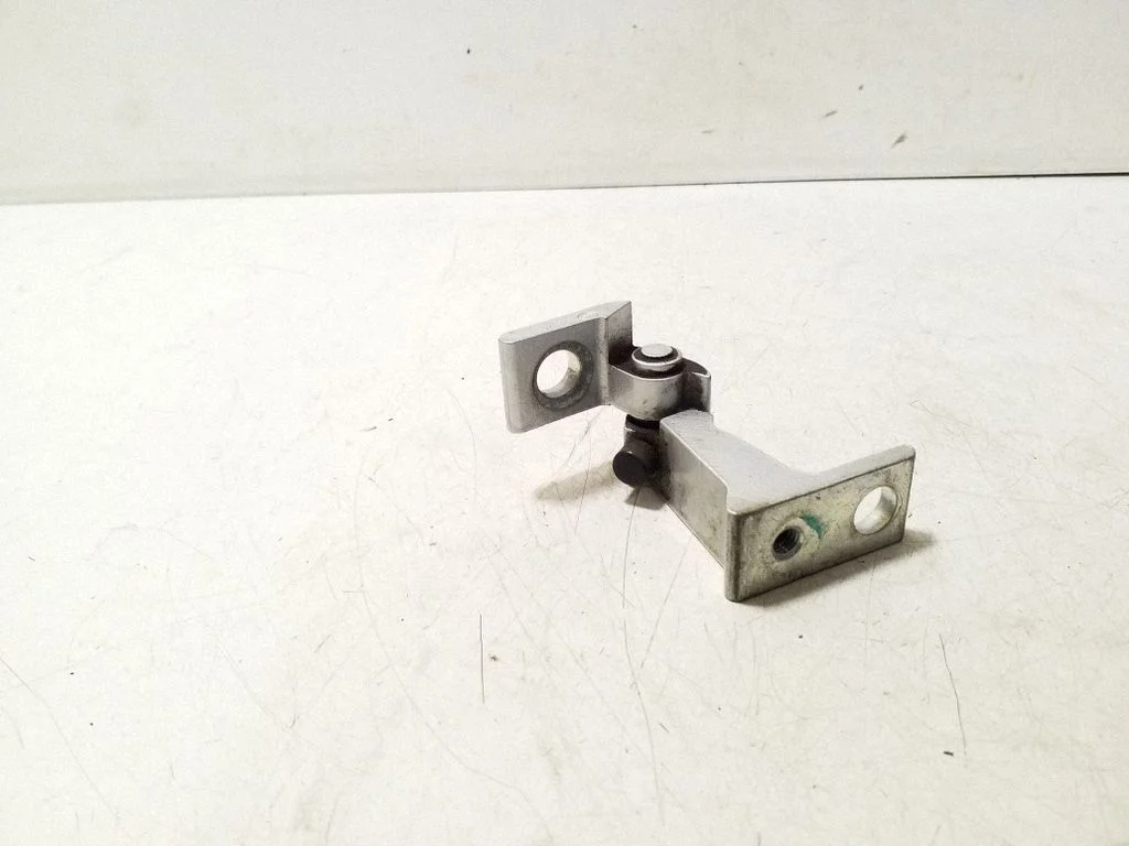 Rear door lower hinge 8V5833403C