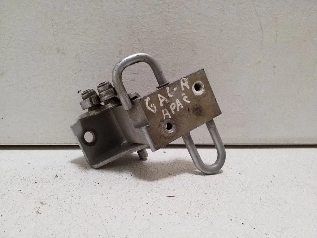 Rear door lower hinge 8E0833412