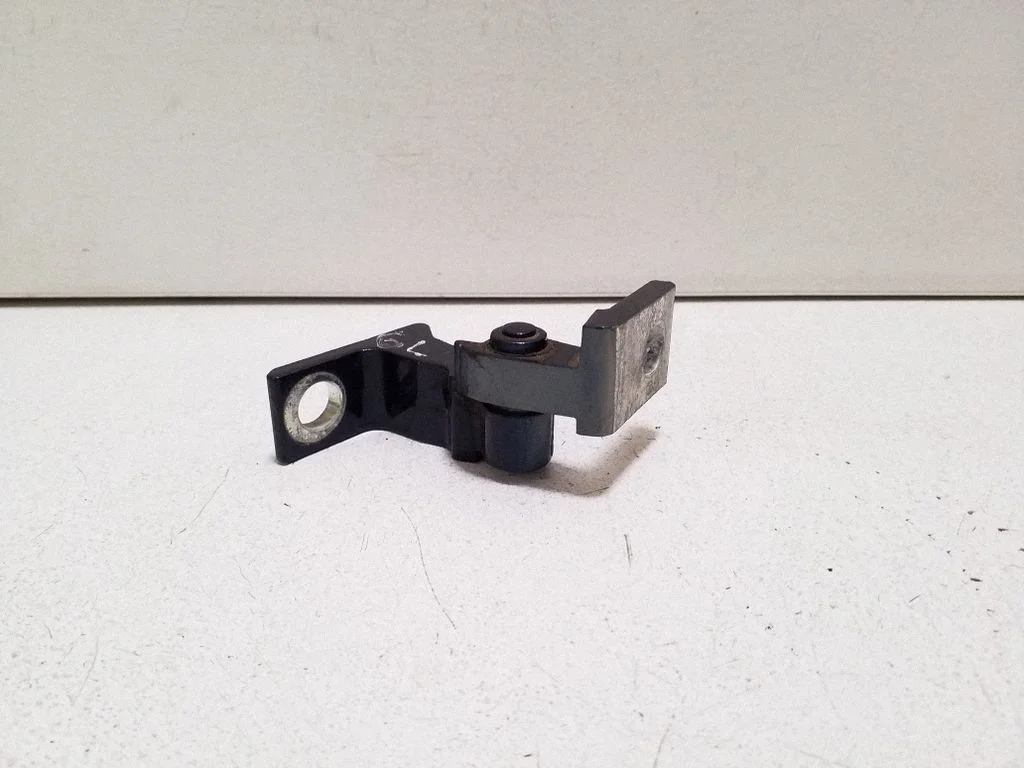 Tagaukse alumine hing 8K0831401A