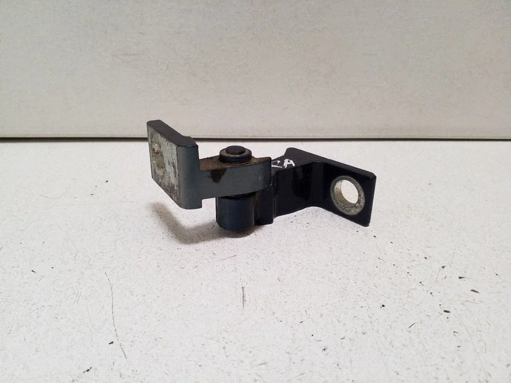 Tagaukse alumine hing 8K0831402A