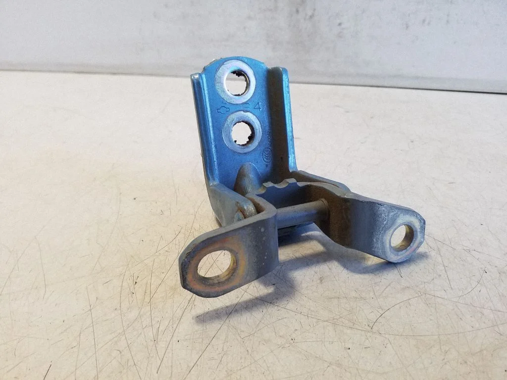 Rear door lower hinge – Nissan Leaf I (ZE0) (2010-2017)