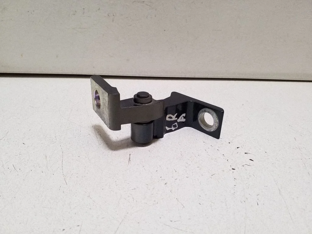 Aizmugurējā apakšējā eņģe 8K0831402E