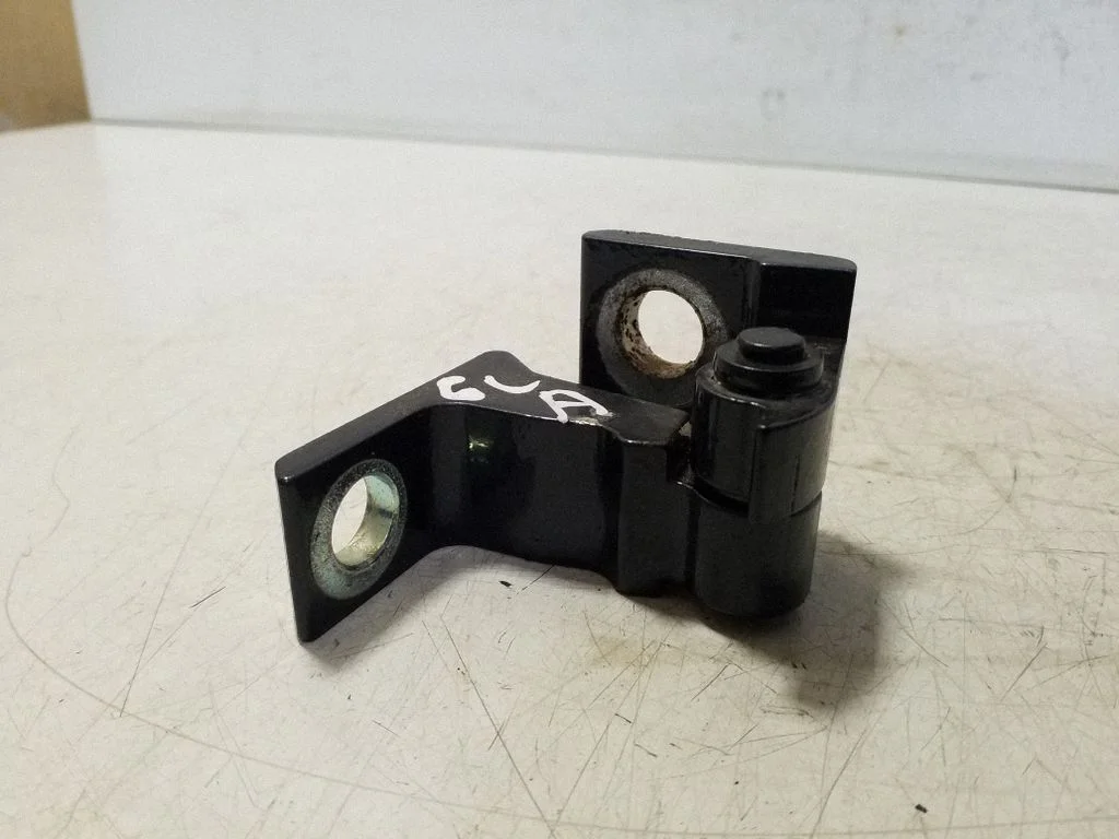 Aizmugurējā apakšējā eņģe 8K0831401B