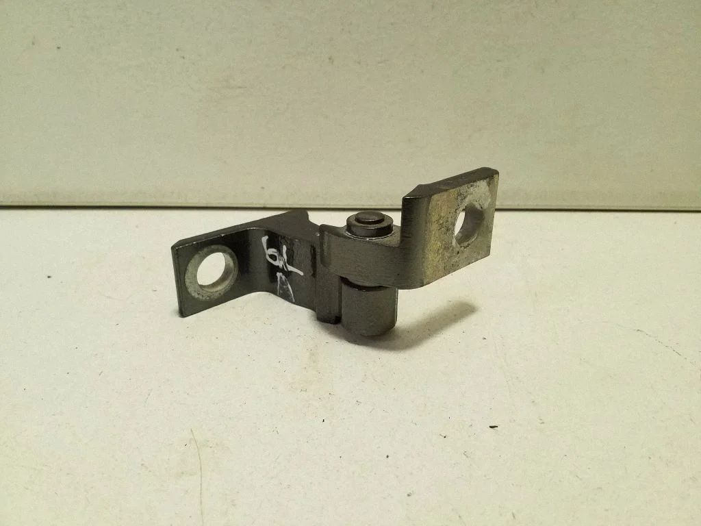 Rear door lower hinge 8X4833405A