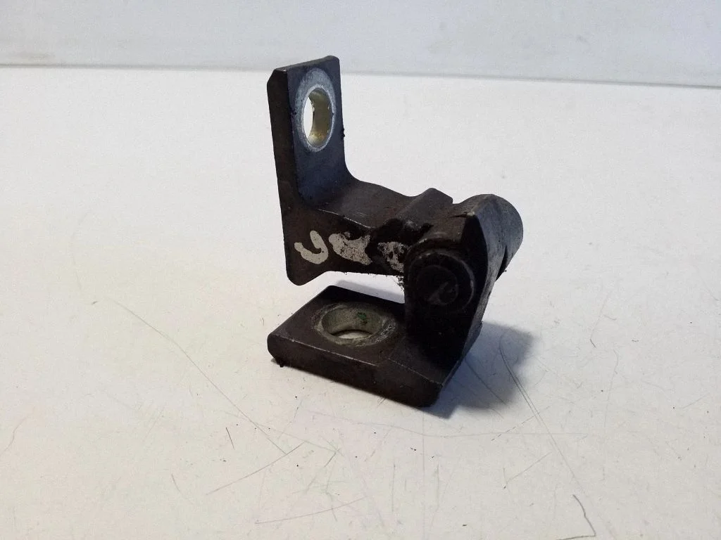 Rear door lower hinge 7N0831402