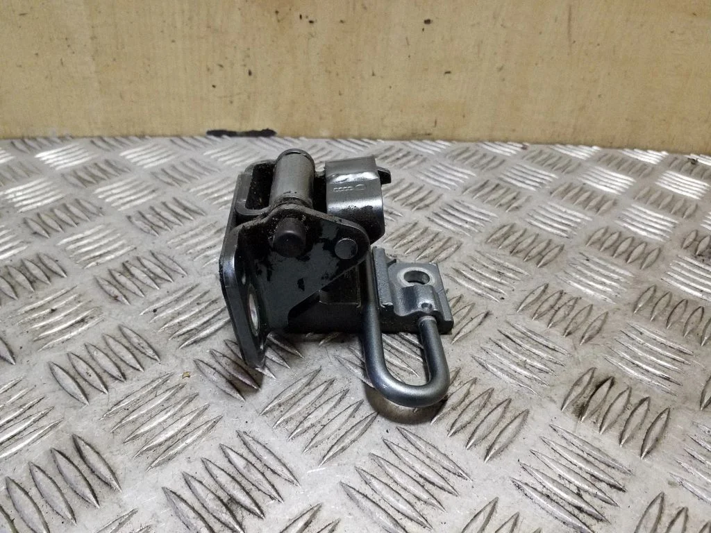 Tagaukse alumine hing 8P4833411A