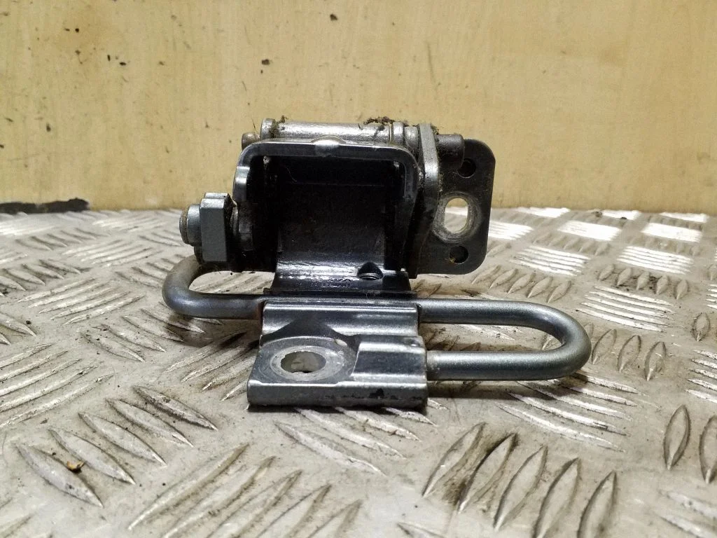 Rear door lower hinge – Audi A3 S3 8P (2003-2012)