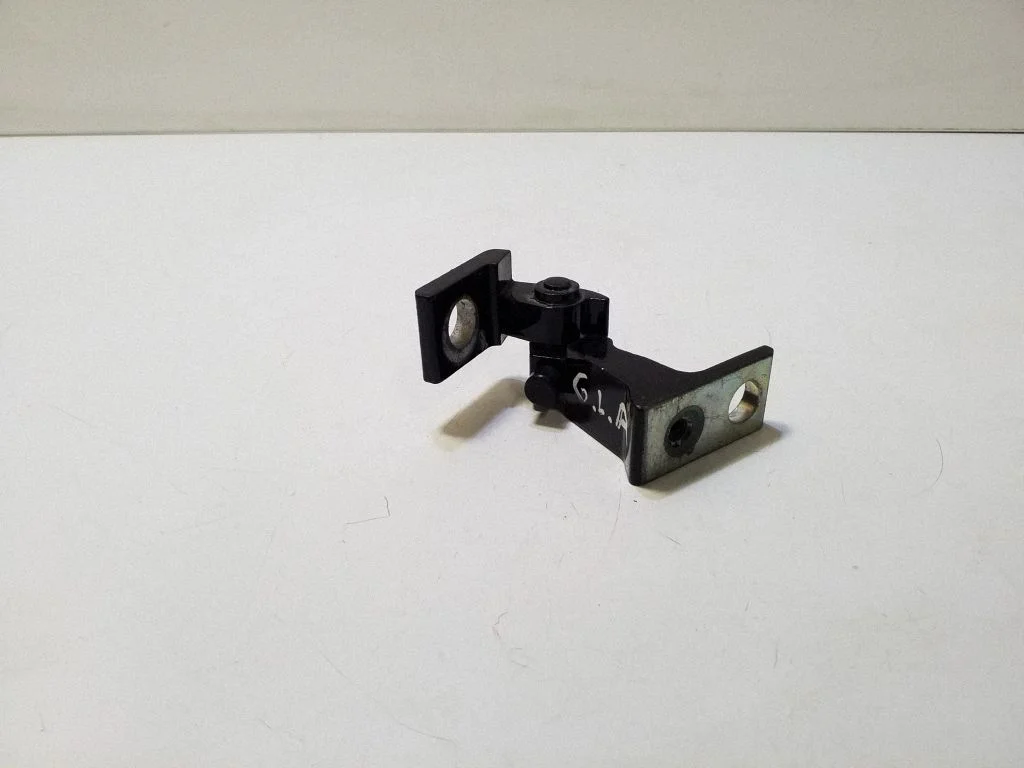 Aizmugurējā apakšējā eņģe 8K0831401K