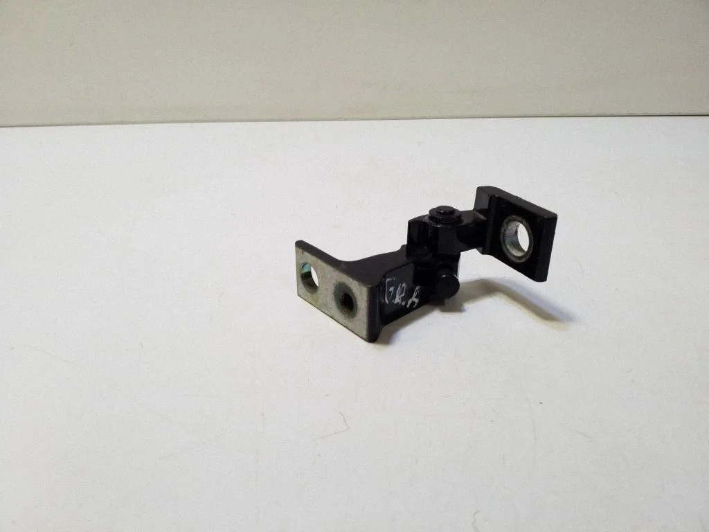 Aizmugurējā apakšējā eņģe 8K0831402K