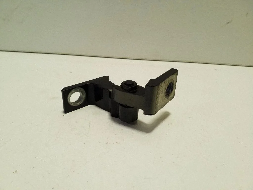 Aizmugurējā apakšējā eņģe 8K0831401A