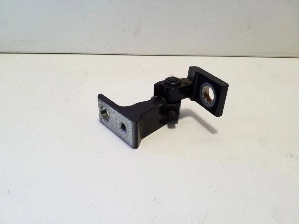 Aizmugurējā apakšējā eņģe 8K0831402A