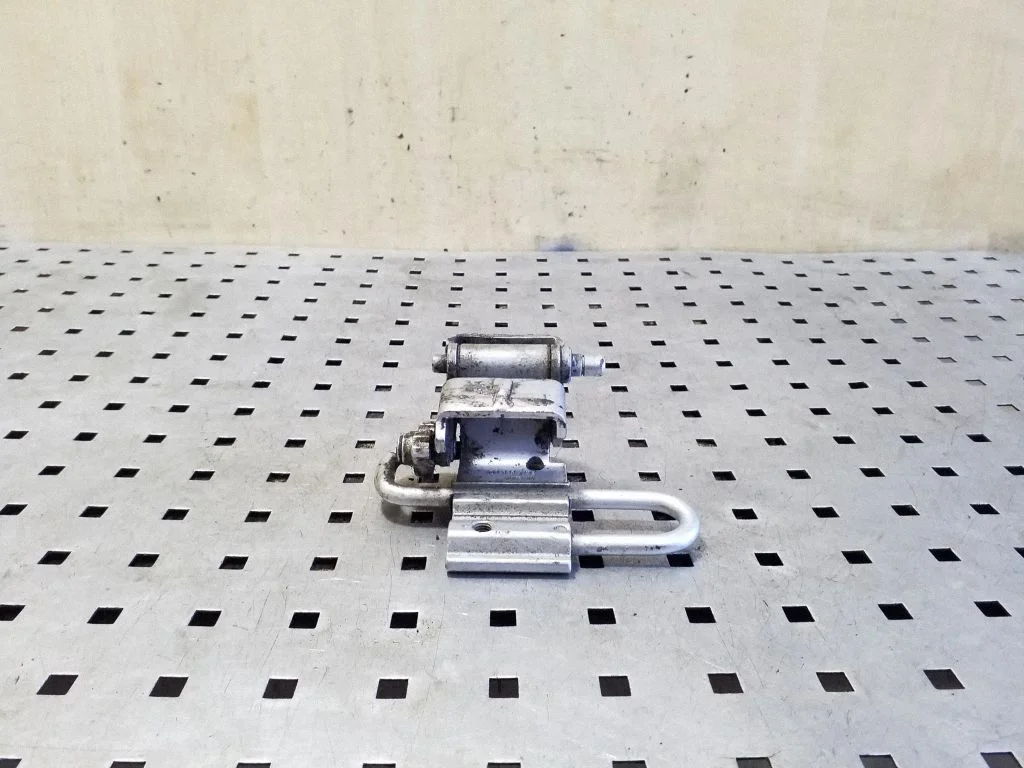 Aizmugurējā apakšējā eņģe 4B0833412E