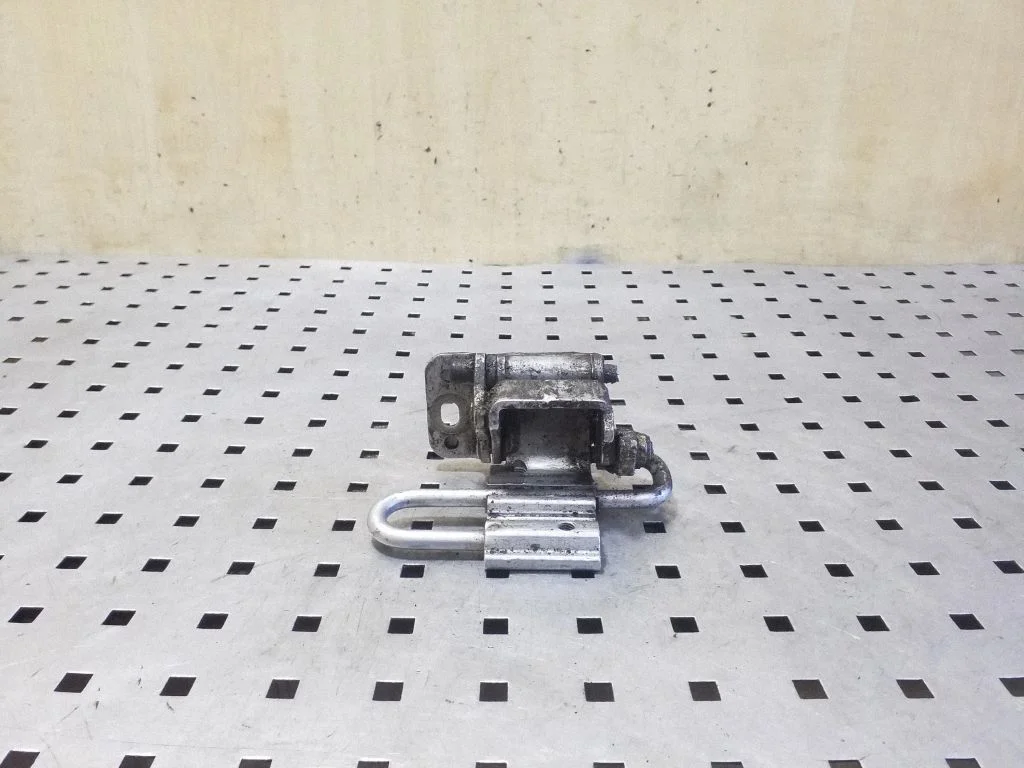 Rear door lower hinge – Audi A6 Allroad C5 (1999-2005)