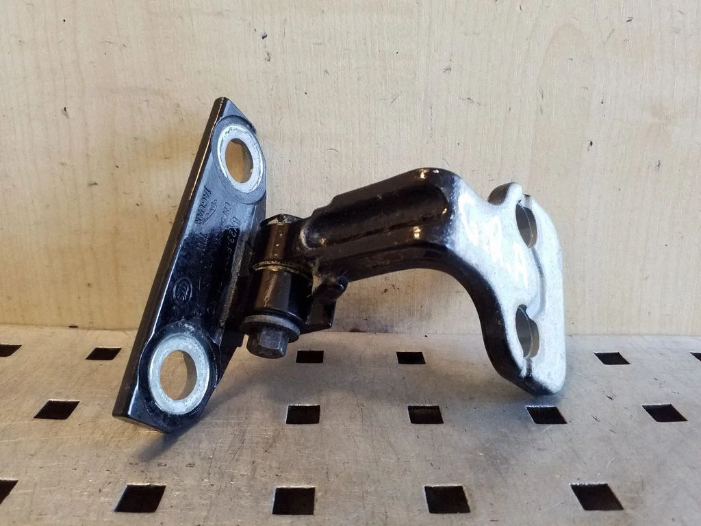 Aizmugurējā apakšējā eņģe 8X23F228A64AC