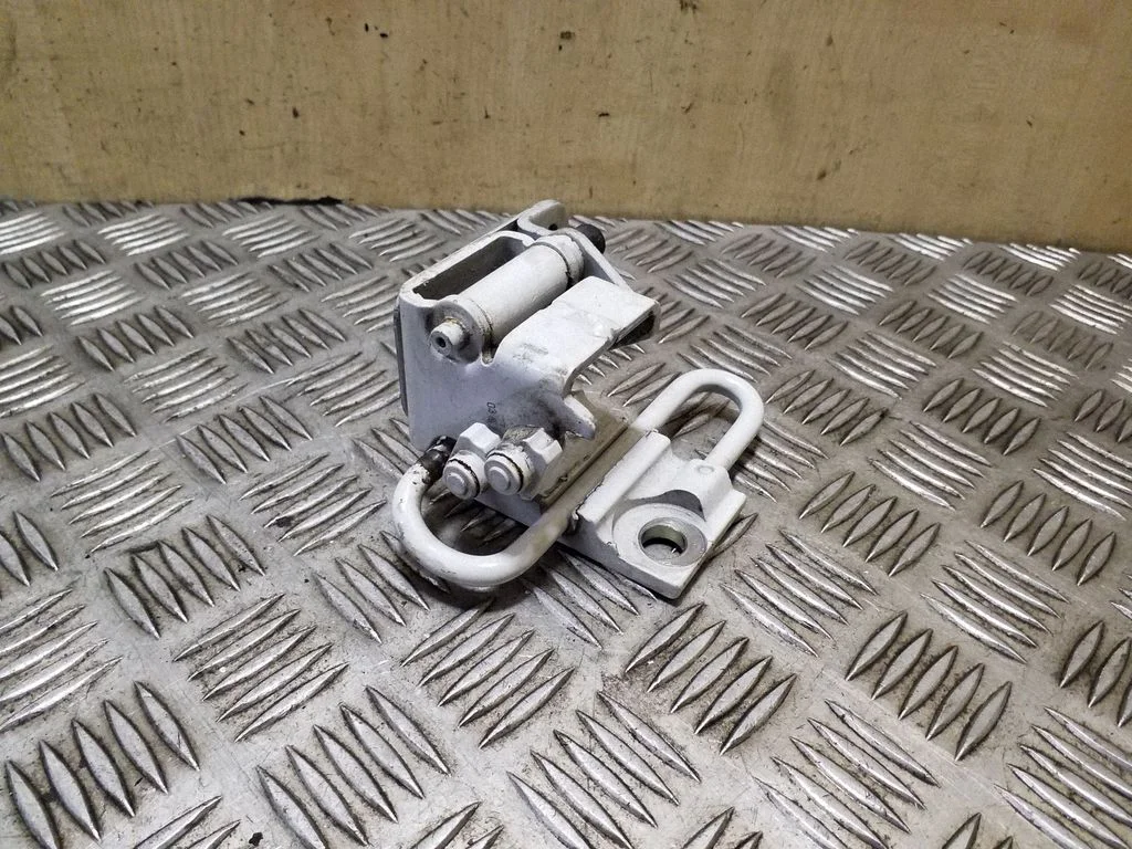 Rear door lower hinge – Audi Q7 4L (2005-2015)