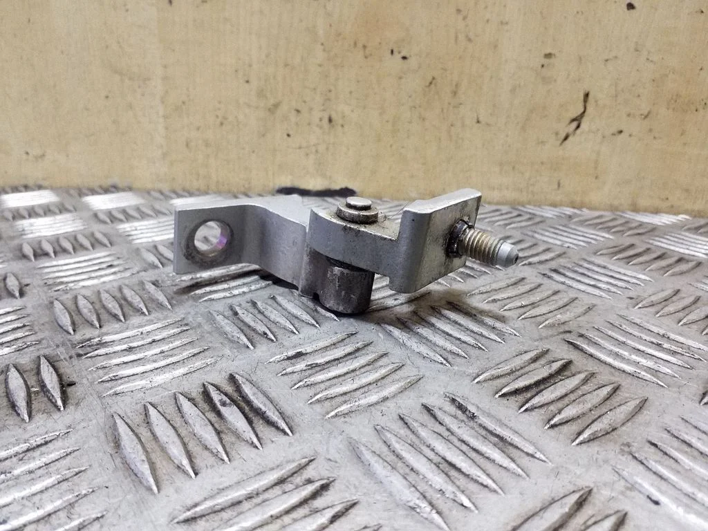 Tagaukse alumine hing 8K0831401B