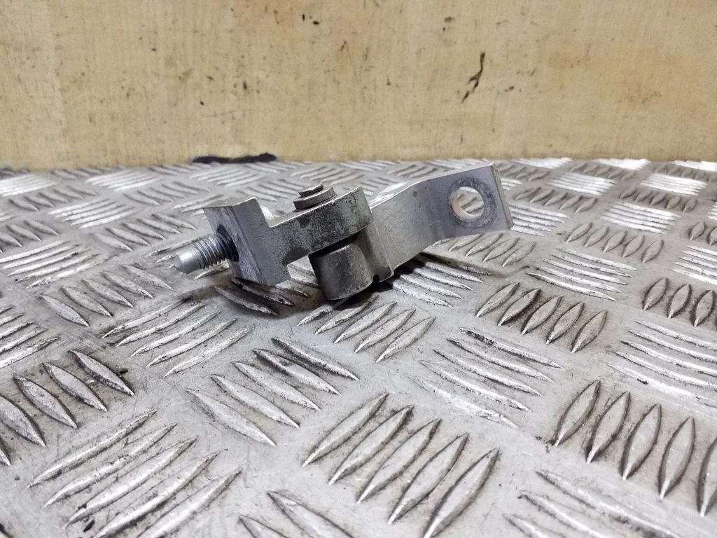 Tagaukse alumine hing 8K0831402B