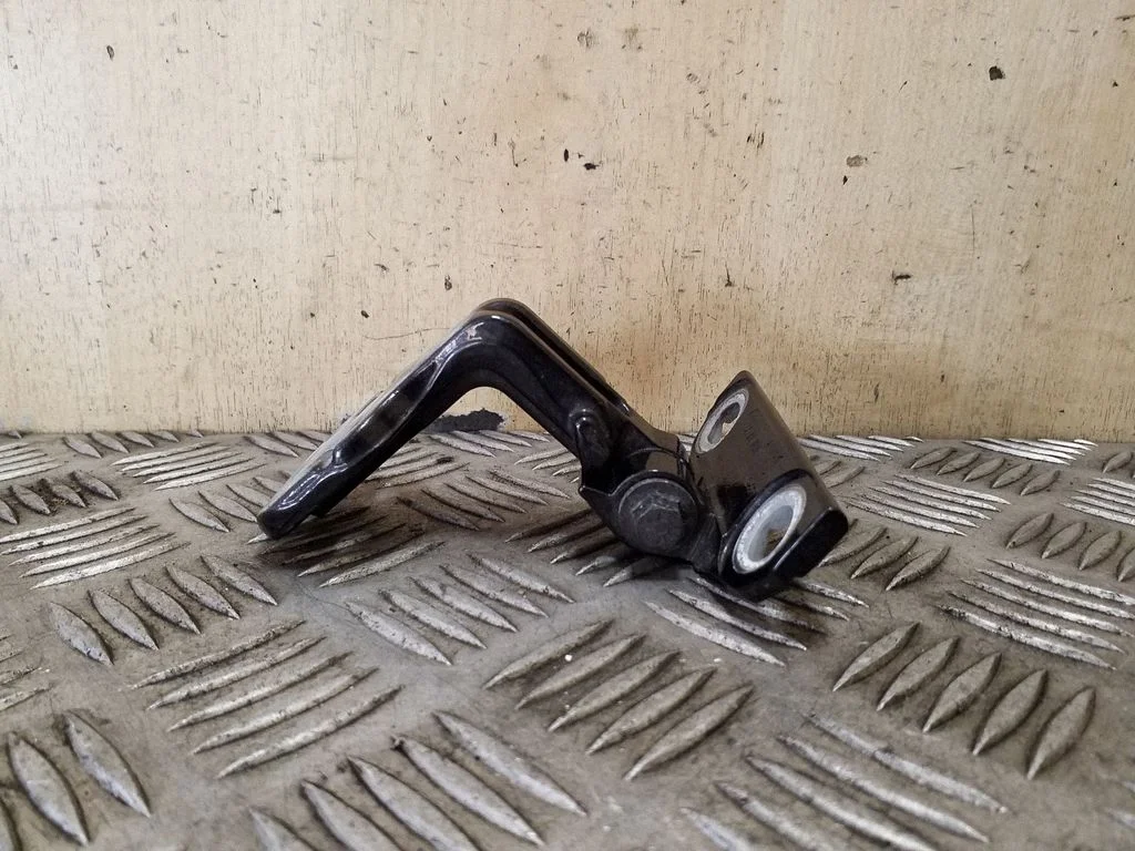 Zawias dolny drzwi tylnych 8X23F228A65AC