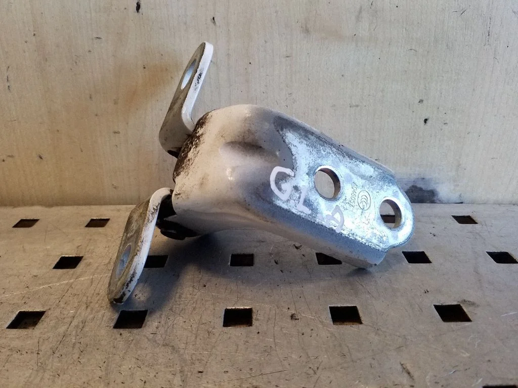 Aizmugurējā apakšējā eņģe – kreisā