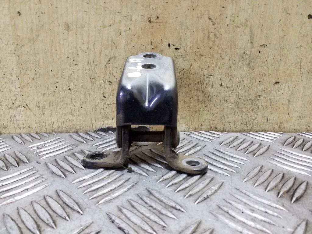 Aizmugurējā apakšējā eņģe – kreisā