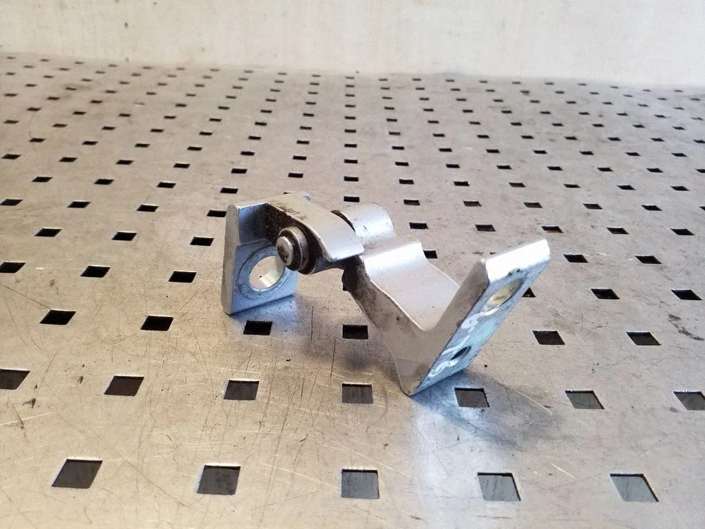 Tagaukse alumine hing 8K0831401B