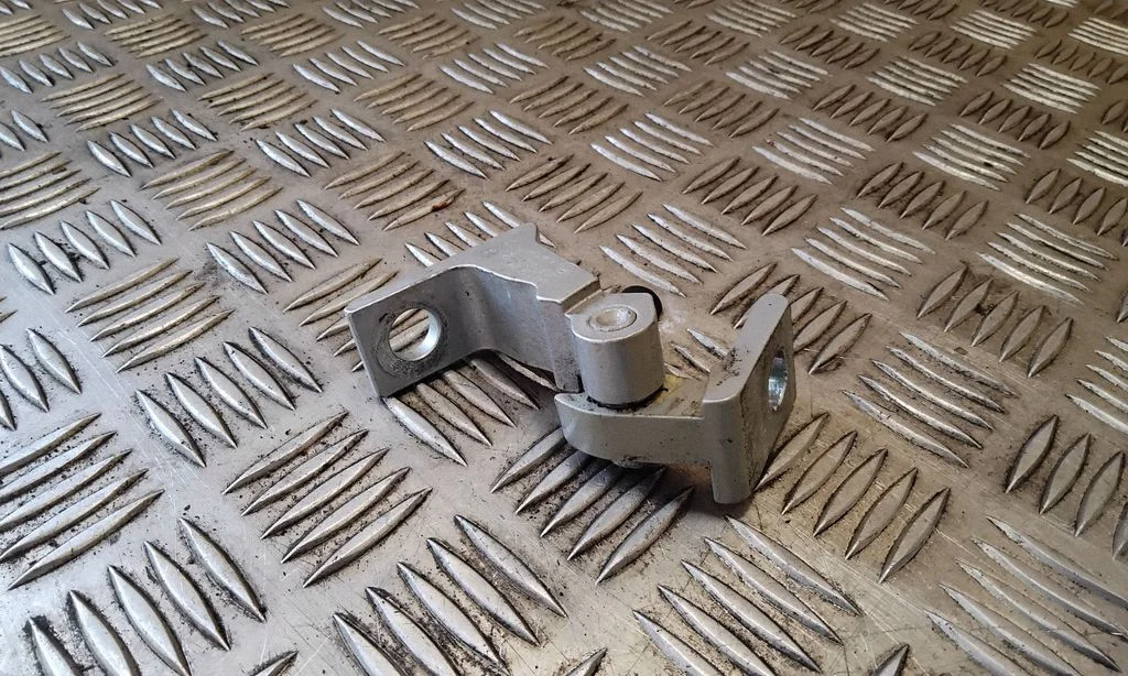 Tagaukse alumine hing 8K0831402B