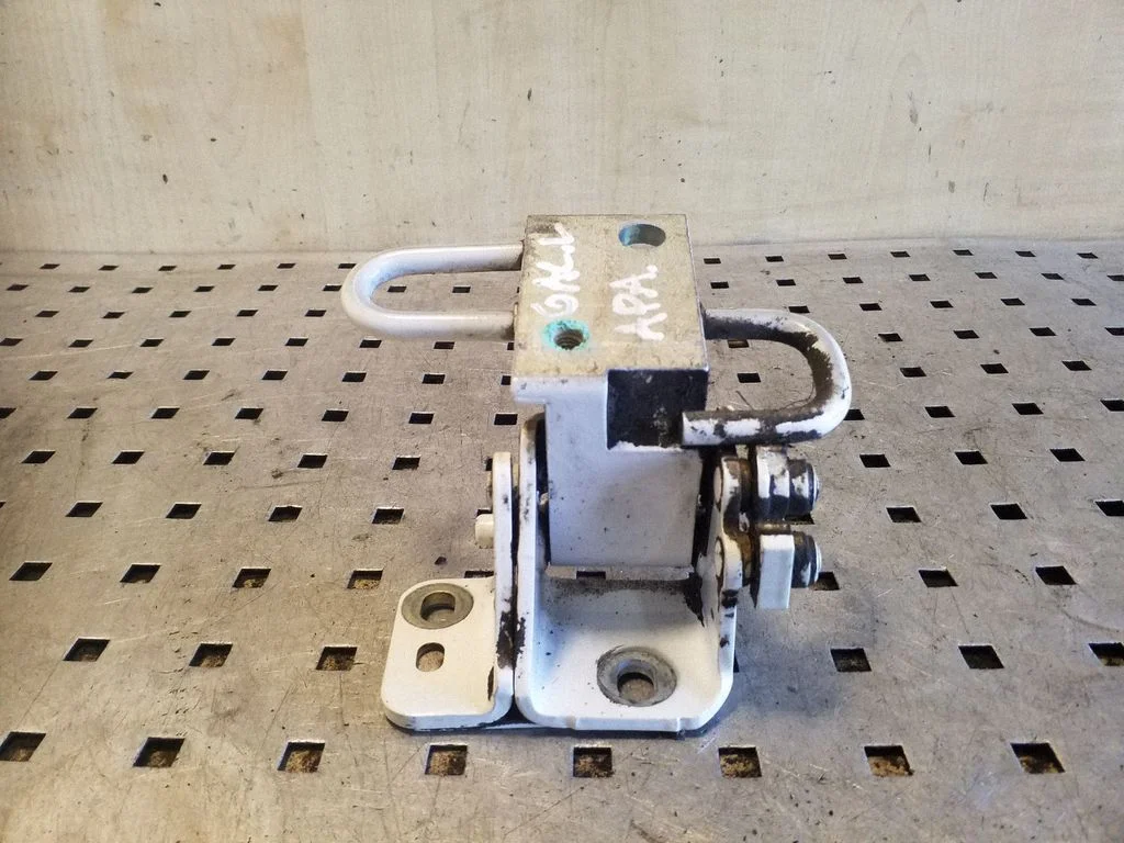 Rear door lower hinge 1P0833411