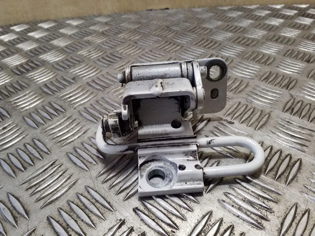 Rear door lower hinge 1P0833412