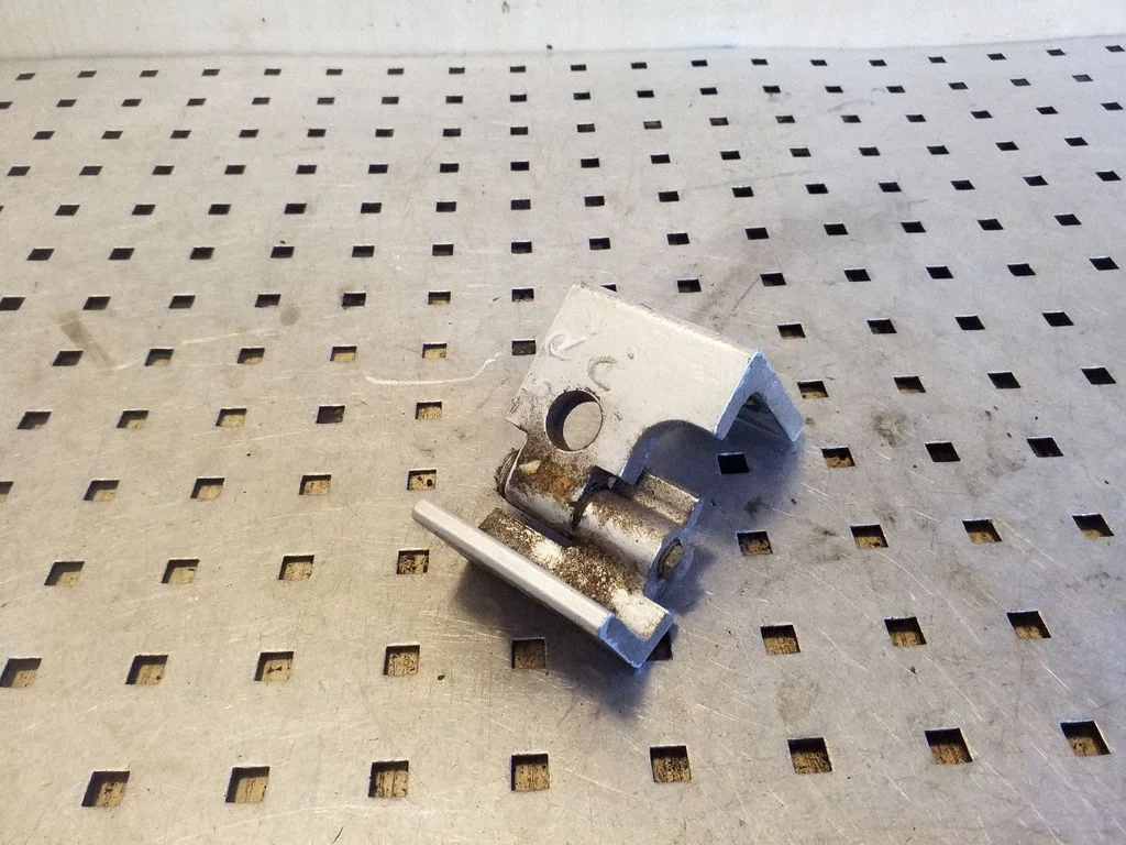 Rear door lower hinge 415282651709