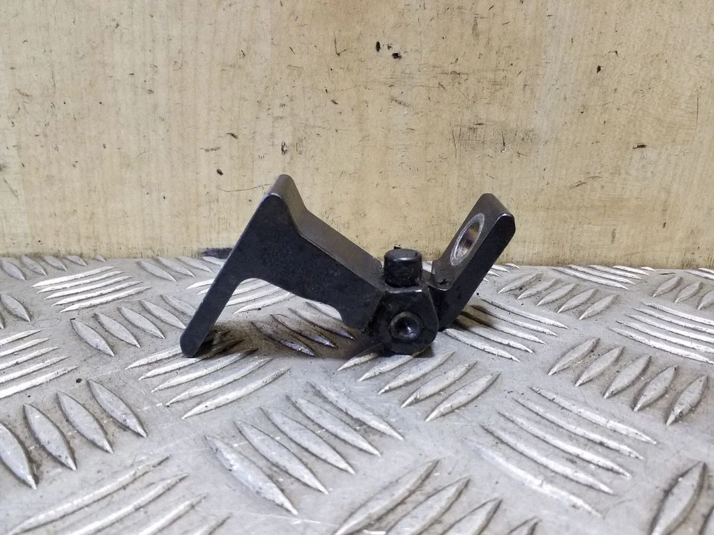 Aizmugurējā apakšējā eņģe 4G0831402A