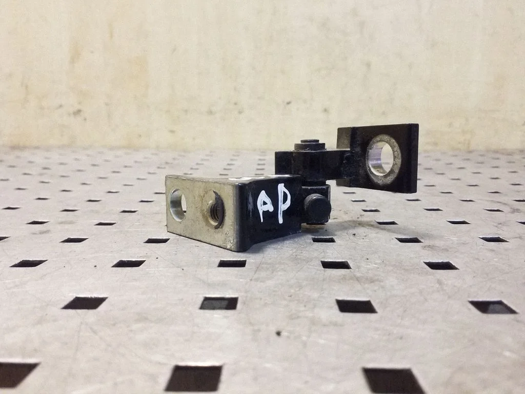 Tagaukse alumine hing 8K0831402A