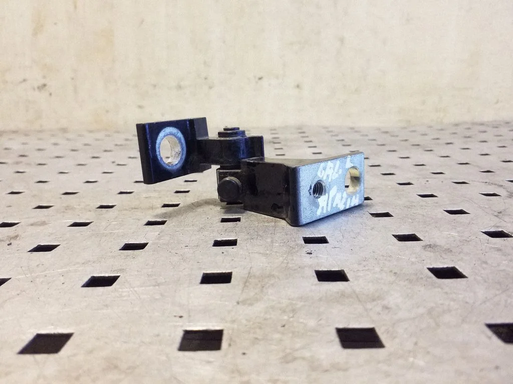 Tagaukse alumine hing 8K0831401A