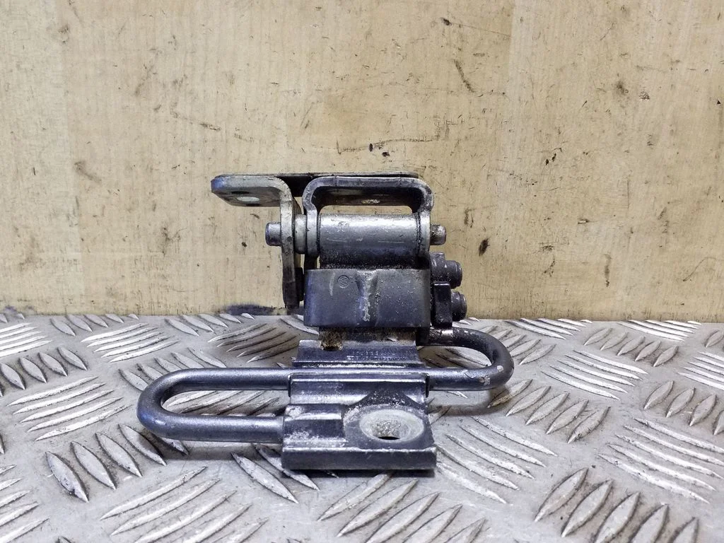 Rear door lower hinge 1T0833411A