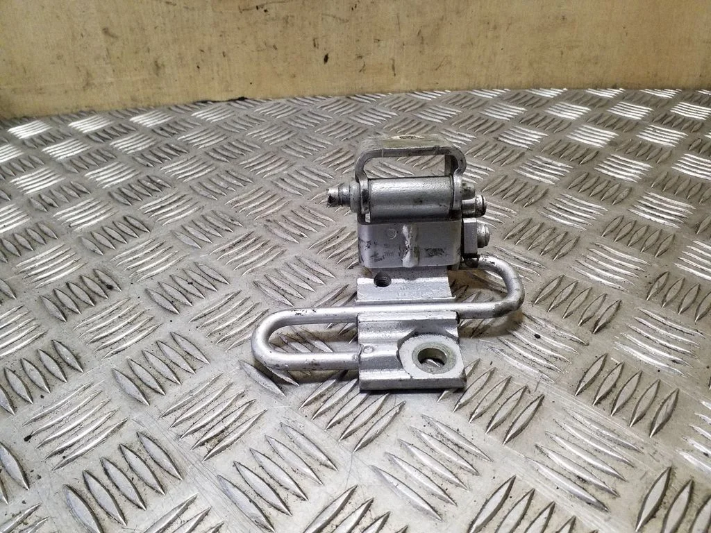 Rear door lower hinge 1T0833411A