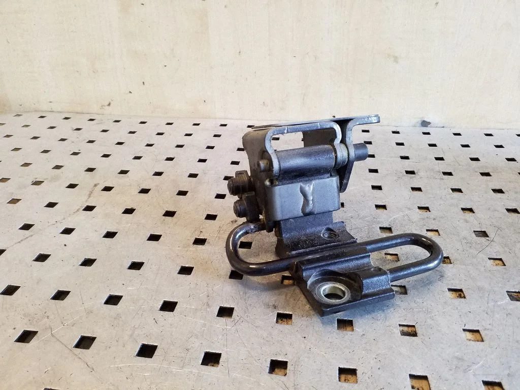 Rear door lower hinge – Audi Q7 4L (2005-2015)