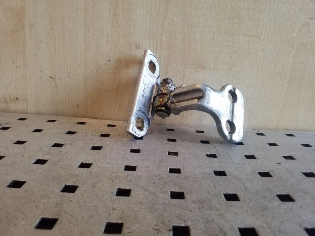 Tagaukse alumine hing 6H52228A65AE