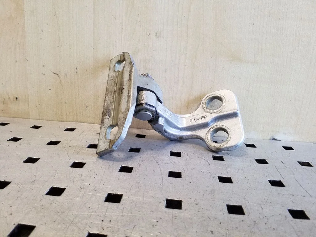Tagaukse alumine hing 6H52228A64AE
