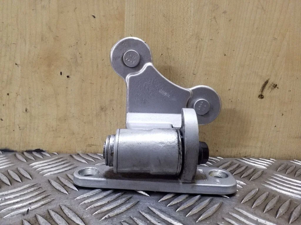 Rear door lower hinge – left