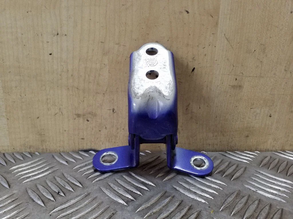 Rear door lower hinge – left