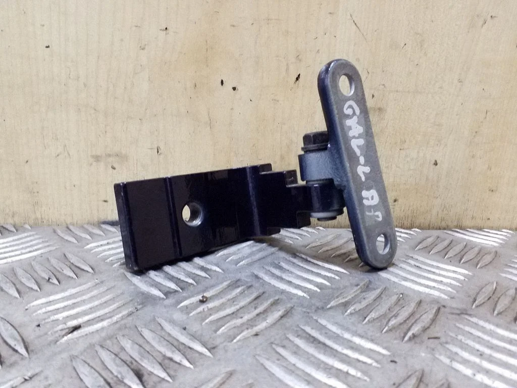 Rear door lower hinge – BMW 5 Series F10 F11 (2009-2016)
