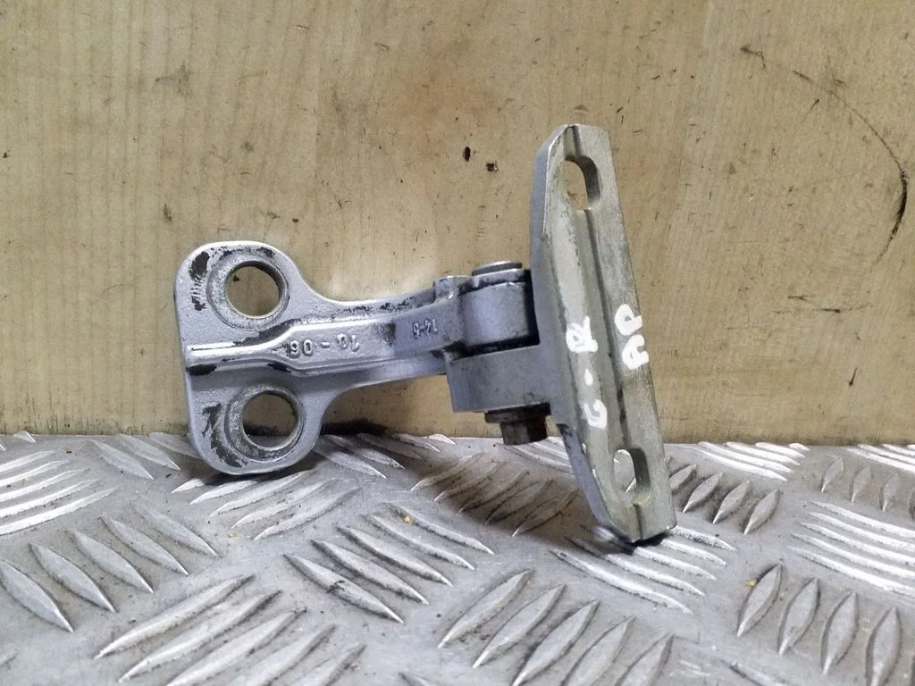 Tagaukse alumine hing 6H52228A64AE
