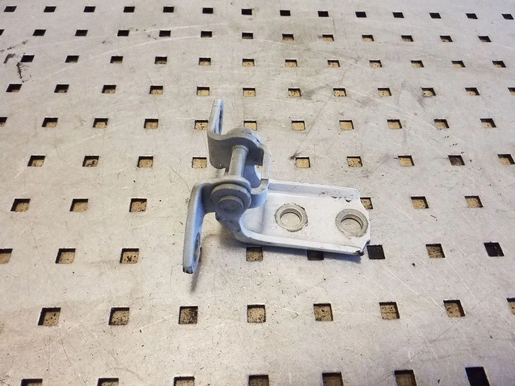 Rear door lower hinge – right