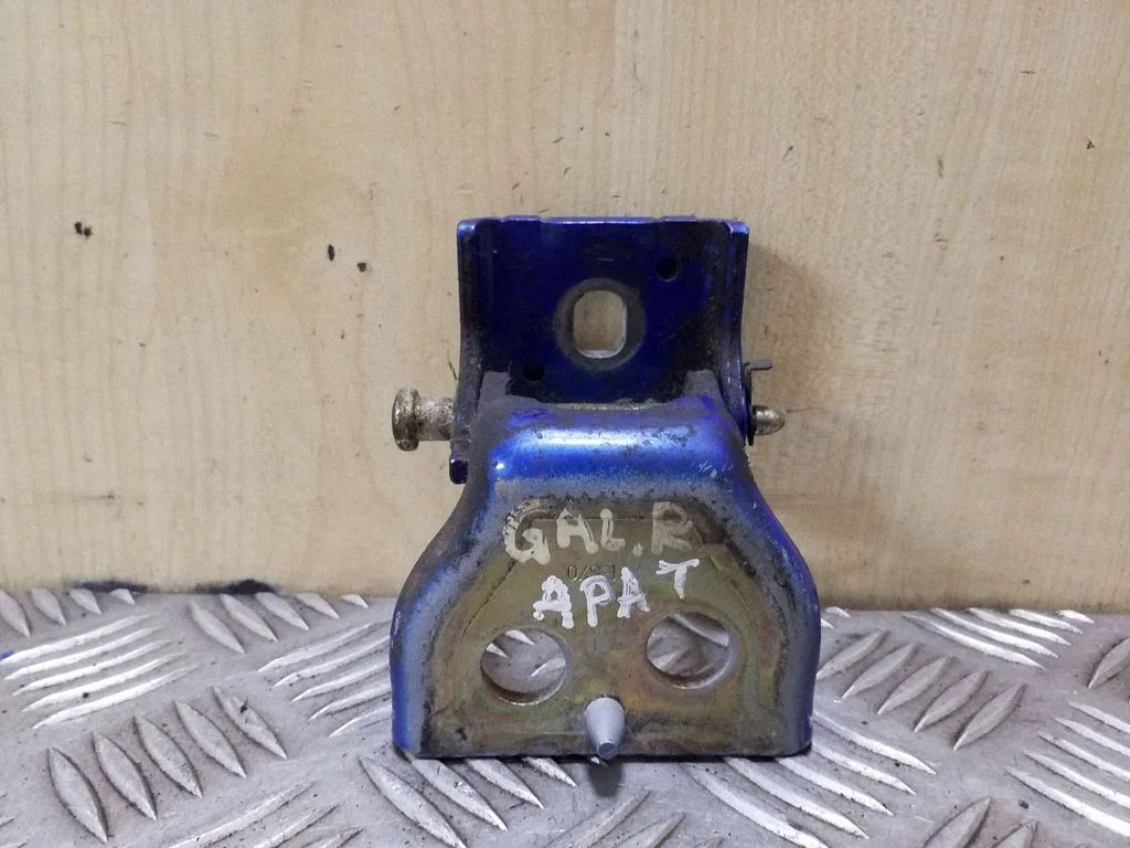 Rear door lower hinge – right