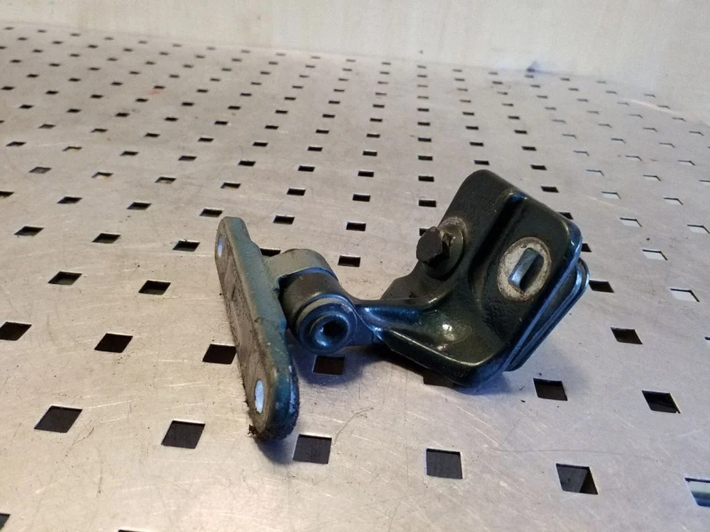 Rear door lower hinge – right