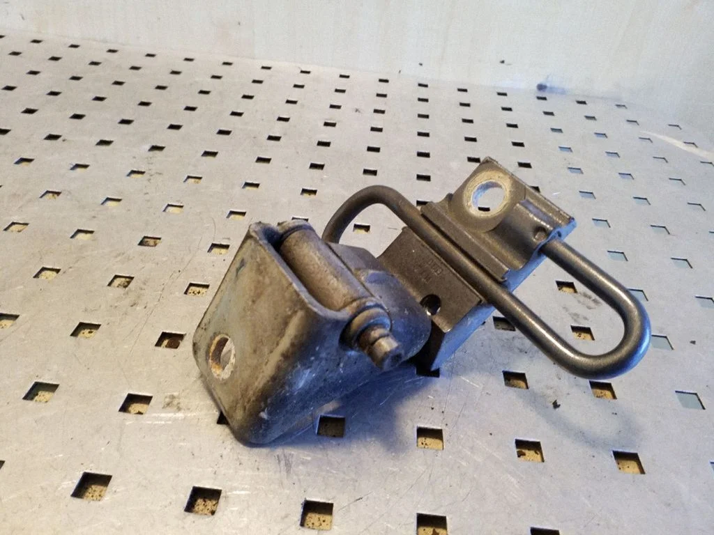 Rear door lower hinge 1T0833411A